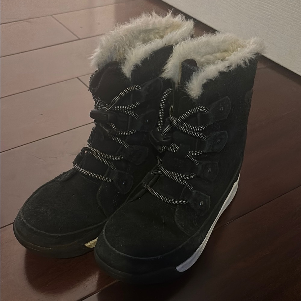 Sorel Black Winter Boots with White Fur Trim